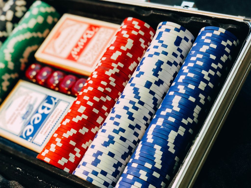 jetons de poker pour apprendre à jouer en ligne